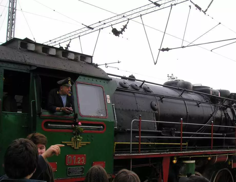 Атракционно пътуване с парен локомотив за Деня на независимостта на България