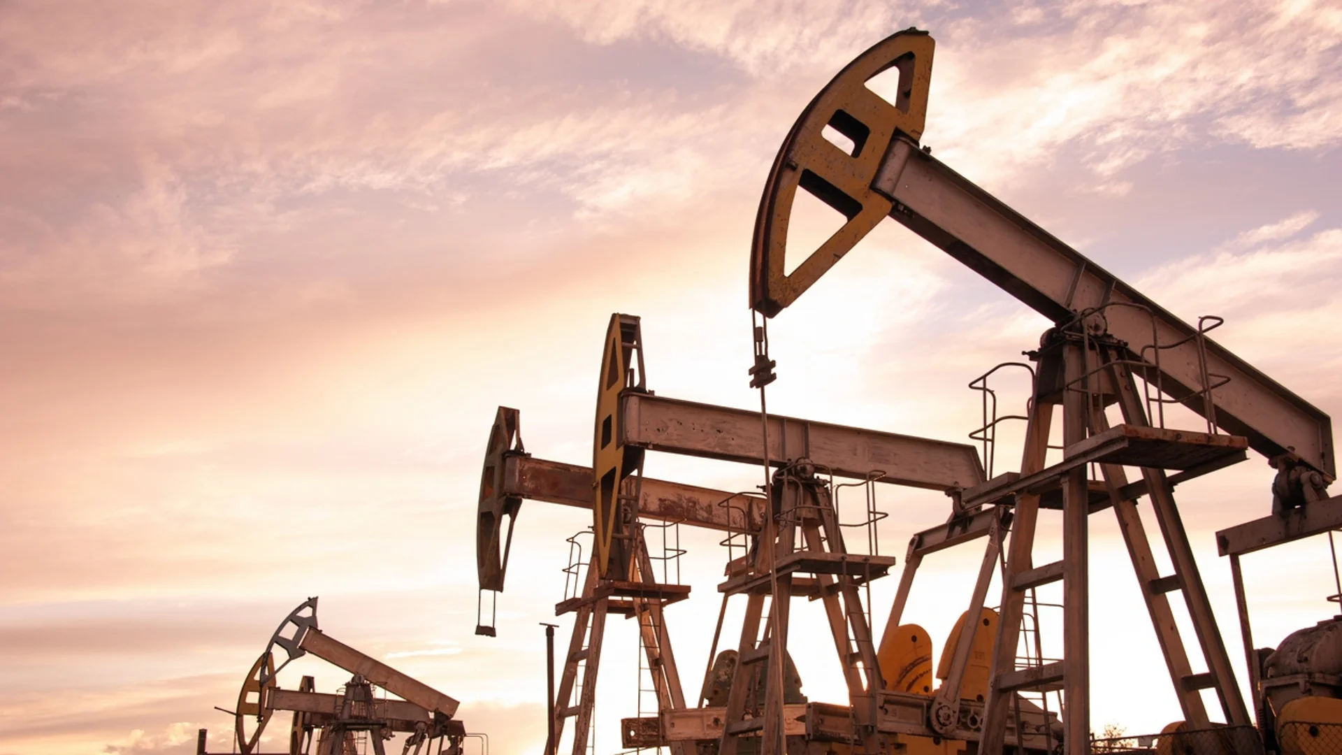 Цените на петрола поддържат курса, стимулирани от данните от Китай и Близкия изток