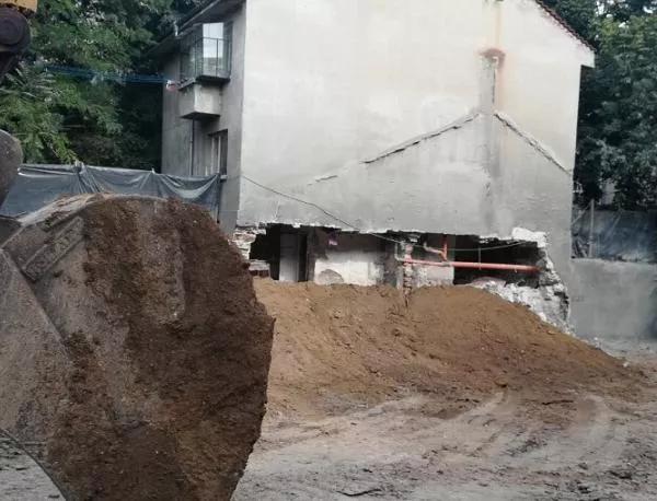 Срути се жилищна сграда в Бургас и за малко не уби човек