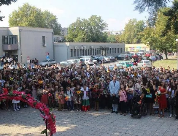 Вместо цветя: Пловдивски ученици даряват за нова детска клиника
