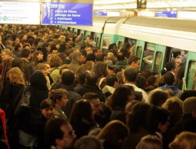 Стачка на транспортни работници парализира Париж (СНИМКИ)