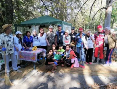 Деца и беловласи обитатели на Дома за стари хора в Бохот се включиха в инициативата „Да изчистим България заедно“