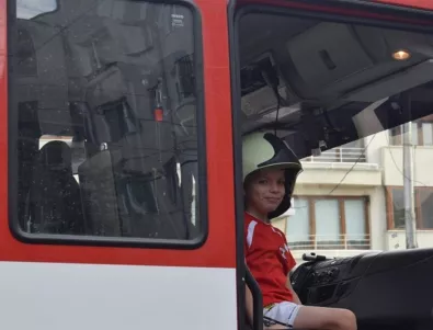 Деца от Асеновград станаха пожарникари за час (СНИМКИ)