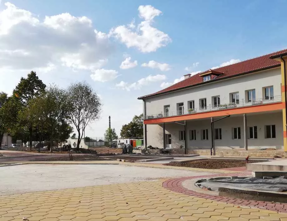 Родители от Асеновград: Децата няма да имат сянка в дворовете на детските градини (СНИМКИ)