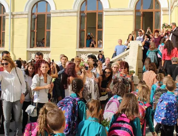 След година прекъсване СУ „Христо Ботев“ в Русе приема отново своите ученици