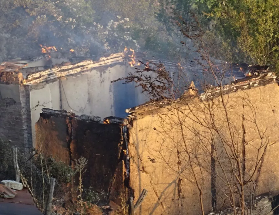 Локализираха пожара край Благоевград, изгоряха четири къщи