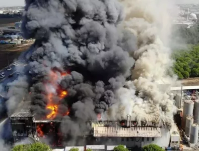 Голям пожар в химически завод в Истанбул (ВИДЕО)