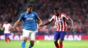 Сами Кедира нокаутира съдията на мача Атлетико Мадрид - Ювентус (ВИДЕО)