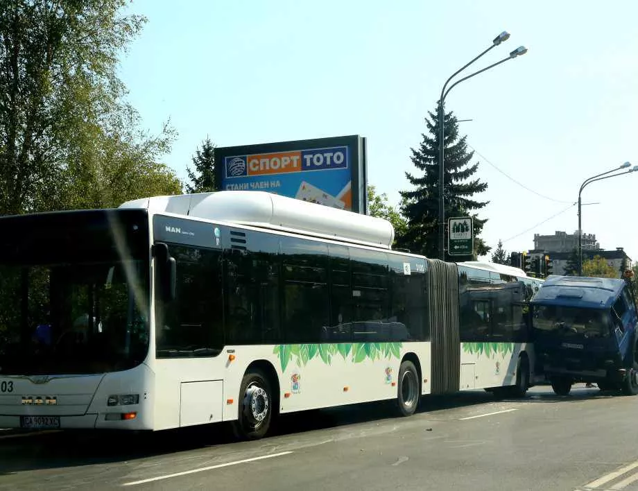 Автобус на градския транспорт катастрофира в София