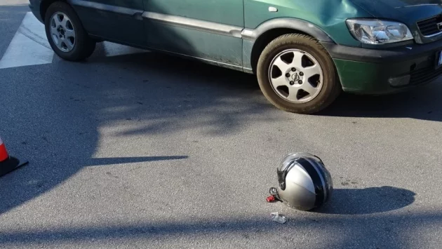 Кола блъсна моторист пред университета в Благоевград   