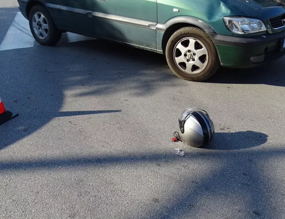 Кола блъсна моторист пред университета в Благоевград   