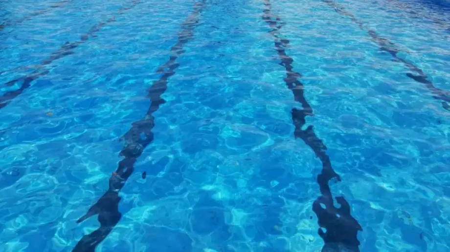 Българин подобри световния рекорд на 12-часово плуване в басейн