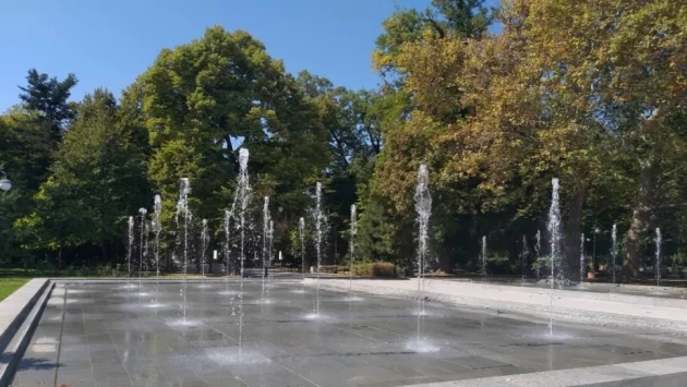 Нова водна атракция краси площад "Централен" в Пловдив (СНИМКИ)