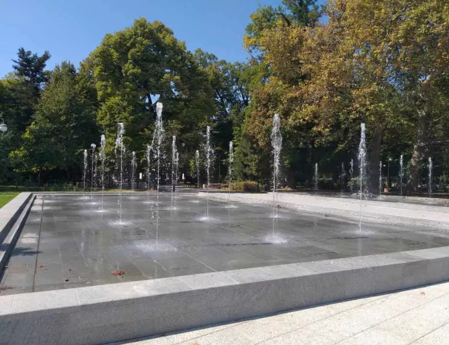 Нова водна атракция краси площад "Централен" в Пловдив (СНИМКИ)