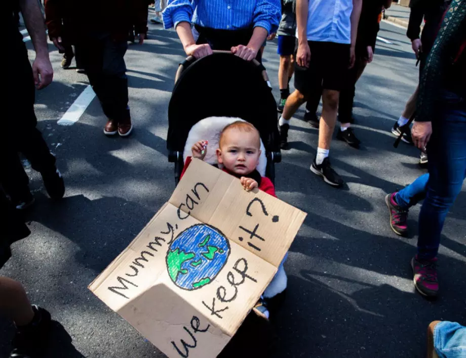 "Не гласувах за пожарите и наводнения": Десетки хиляди на протест за климата в Ню Йорк (СНИМКИ)