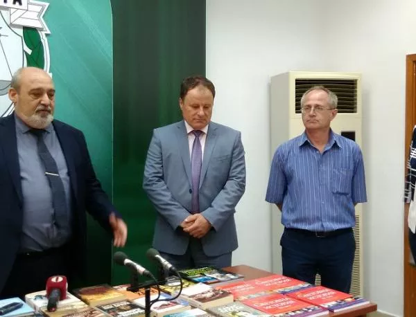 Следователи и прокурори дариха книги на затворници в Бургас