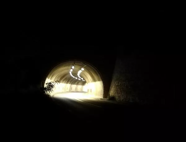 Тунел по пътя Асеновград - Смолян остана без осветление за месец