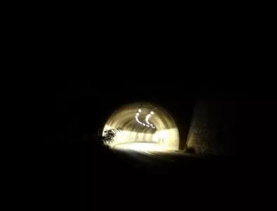 Автомобил се запали преди тунел Топли дол 