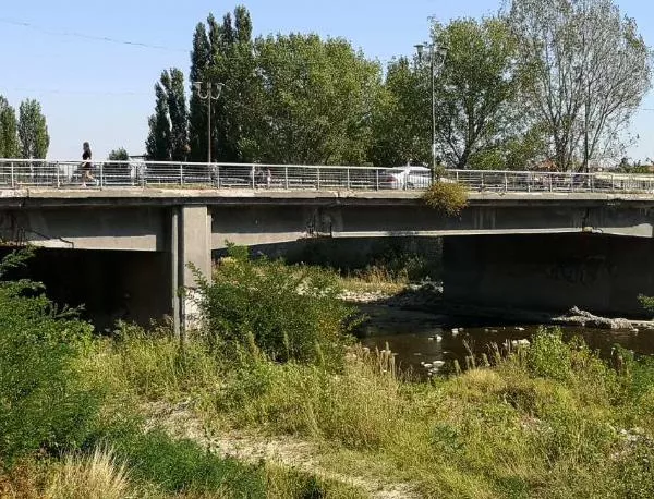 Мостът при общинския пазар в Асеновград става все по-опасен