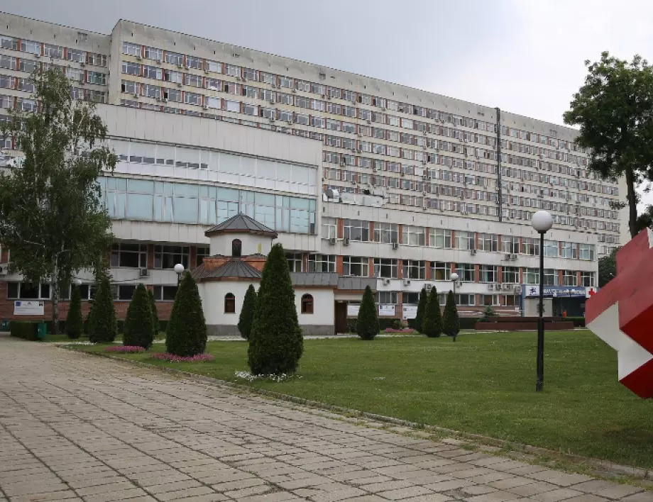 В инфекциозното на УМБАЛ-Пловдив изнемогват, търсят доброволци