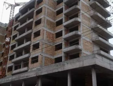 Собственици на незавършен повече от три десетилетия блок в Добрич съдят общината
