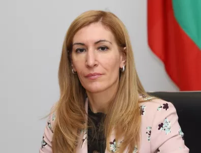 Ангелкова: Започваме дебат за повишаване на минималната застраховка за туроператори