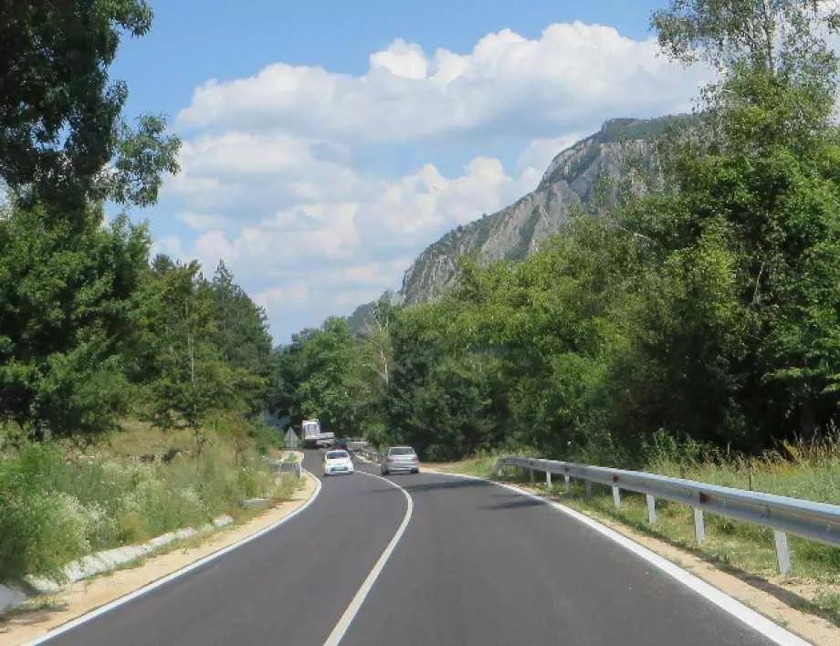 Асфалтираха пътя от Враца до пещерата Леденика