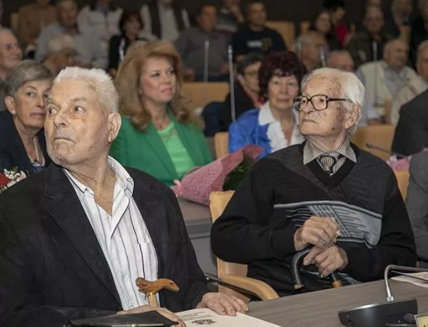 Двама столетни ветерани от Стара Загора с почетни знаци от вицепрезидента (СНИМКИ) 