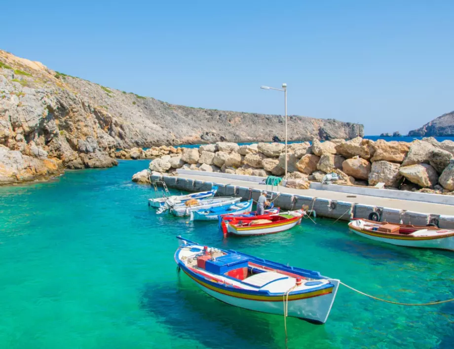 Гърция ще обяви 10 пристанища за продан 