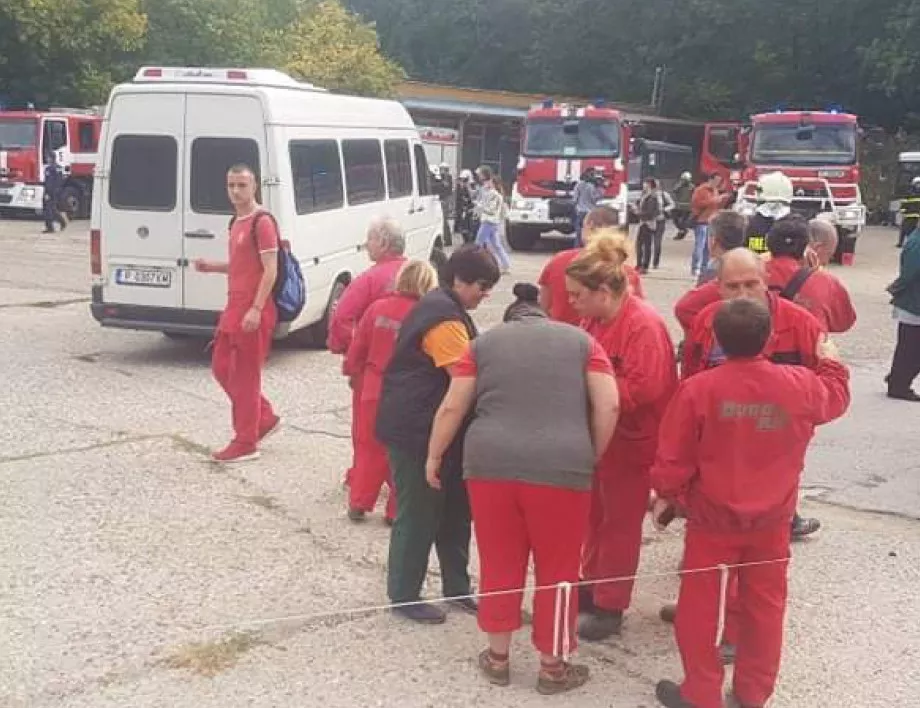 Пожар във военния завод "Дунарит", евакуираха работниците (СНИМКИ)