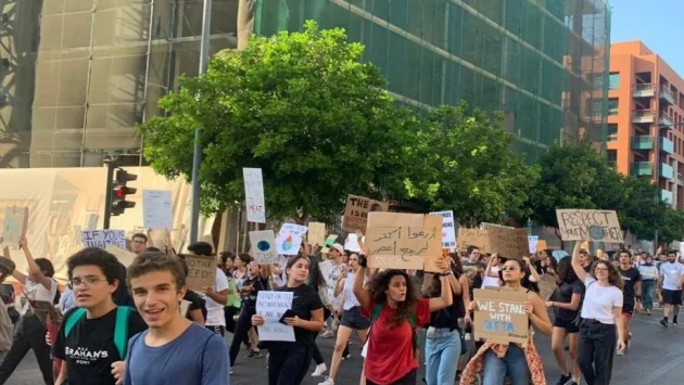 Протестиращи в Бейрут отново блокираха парламента