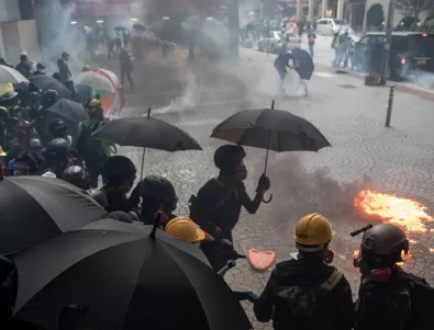 (18+) Полицай в Хонконг простреля демонстрант, евакуираха парламента (ВИДЕО и СНИМКИ) 