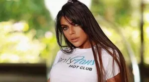 "Мис Бум Бум" продава на търг фланелките си на Меси заради коронавируса