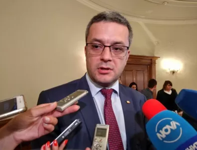 Призовават Цацаров на изслушване в парламента за скандала в БНР