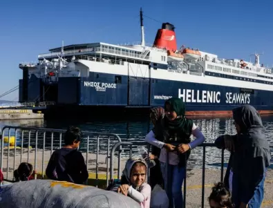 Човек загина след като лодка с мигранти потъна наполовина край Гърция