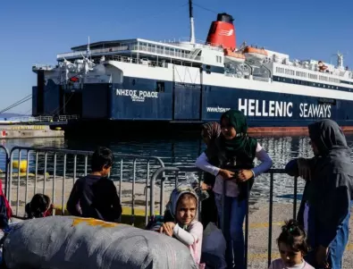Корабът им заседнал: Гръцката брегова охрана спаси десетки мигранти край Гавдос