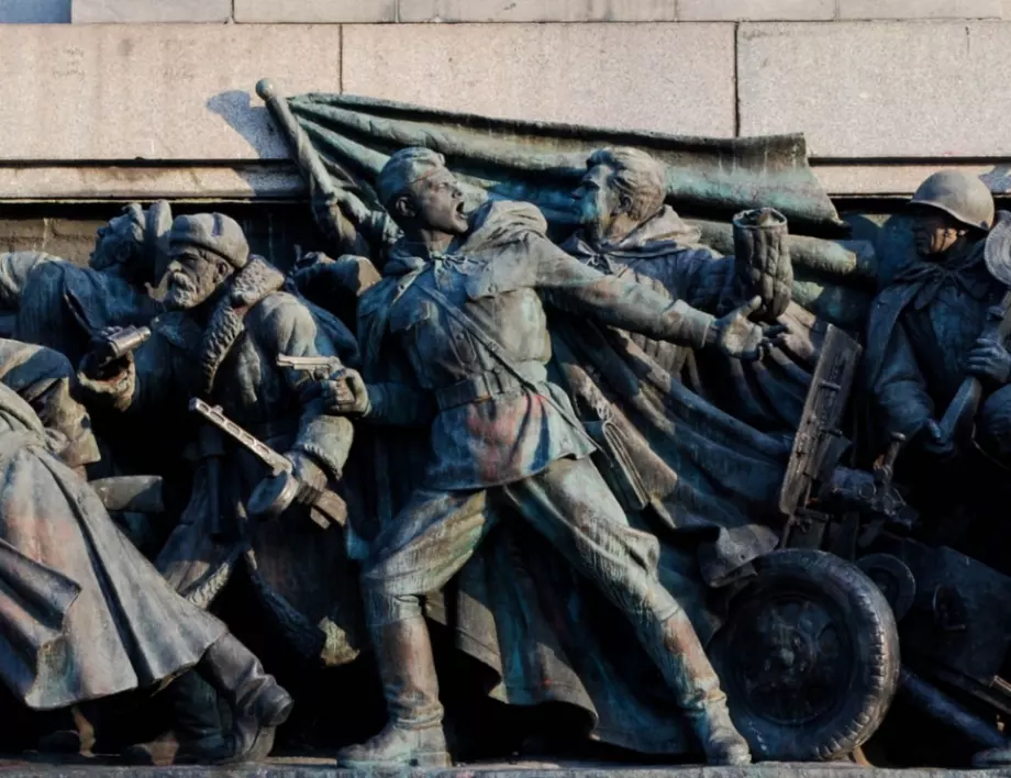 Вандали повредили паметника на Съветската армия в София