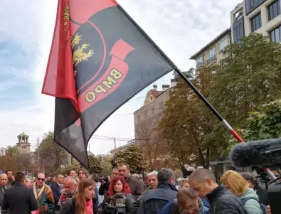 Закана от ВМРО: Ако има неограничен брой секции в чужбина, ще затваряме граници и булеварди