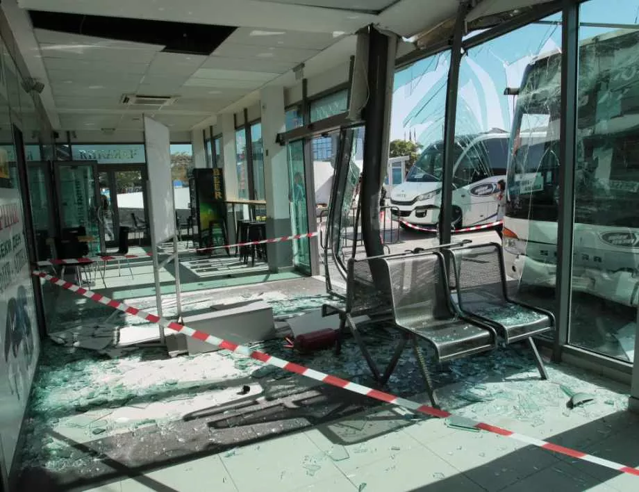 Автобус се блъсна в чакалнята на автогара "Сердика" в София