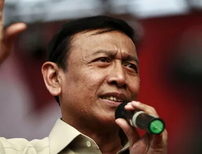 Член на Ислямска държава намушка индонезийски министър (ВИДЕО)