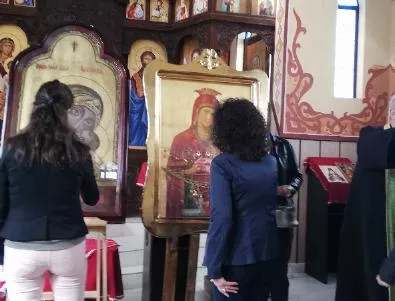 Чудотворни икони спряха в затвора и онкодиспансера в Стара Загора (СНИМКИ) 