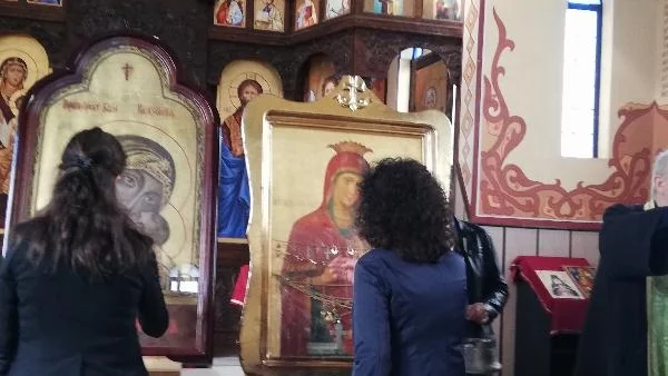 Чудотворни икони спряха в затвора и онкодиспансера в Стара Загора (СНИМКИ) 