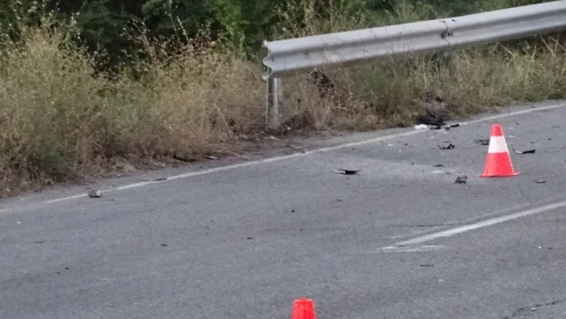 Двама загинали след сблъсък на кола и мотоциклет край Аксаково