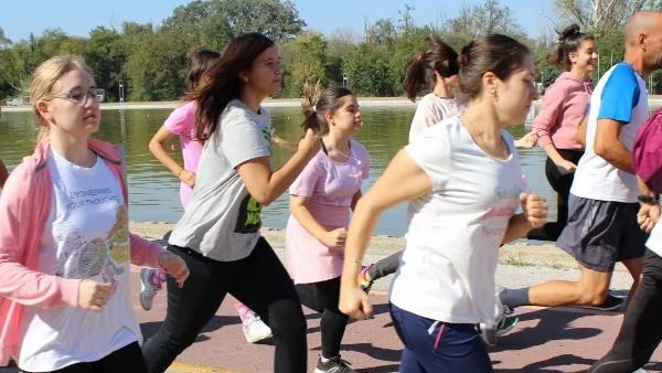 Крос и благотворителен базар в Пловдив по повод Световния месец на борбата с рака на гърдата (СНИМКИ)