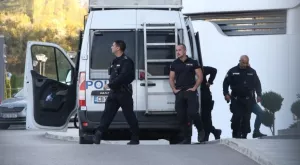 {{ otherArticle[0].article.title }}