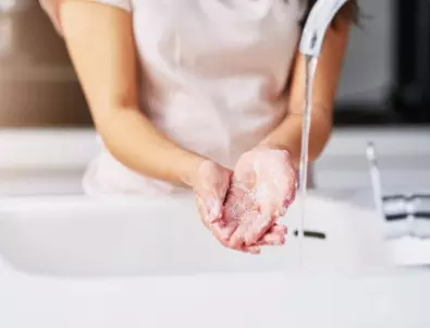С топла или студена вода: Как е правилно да мием ръцете си