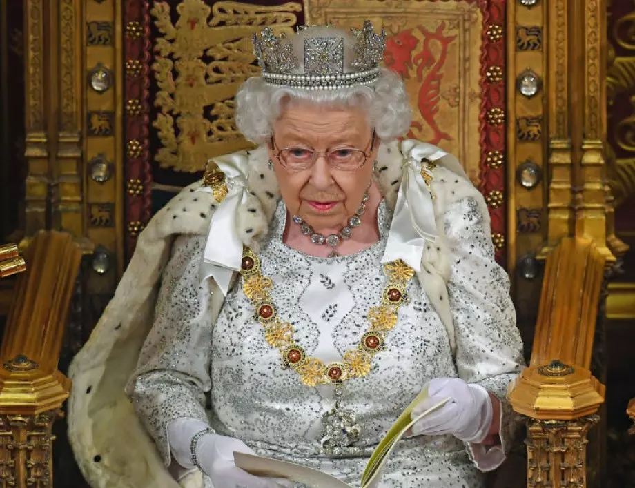  Елизабет II се включи във видеоконферентна връзка с грижещи се за болни