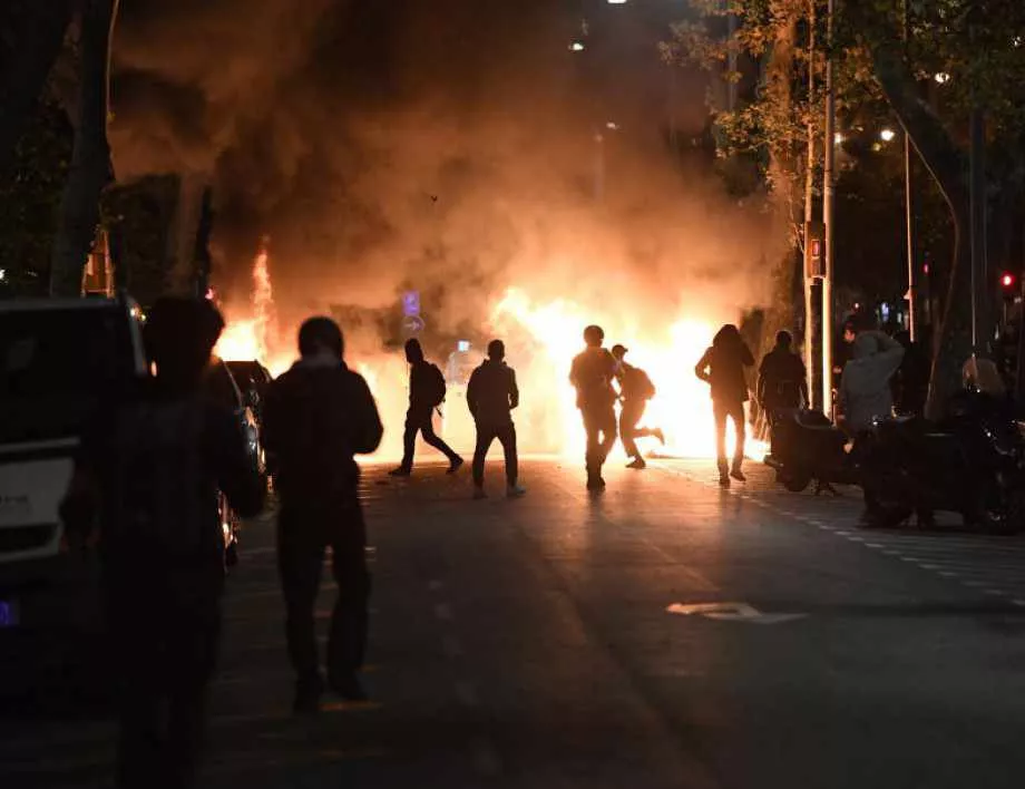 Стотици ранени в Барселона, полицията използва гумени куршуми срещу протестиращите