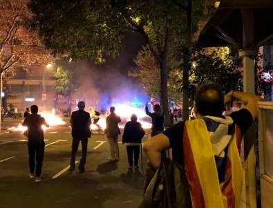 Нови ожесточени сблъсъци и бой с полицията в Барселона (ВИДЕО)