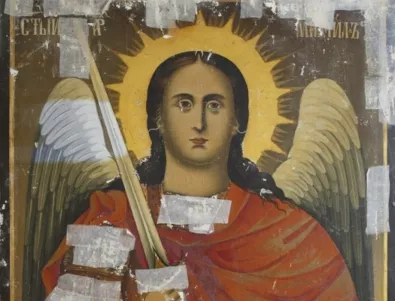 Имената на дарителите стоят под реставрирани икони в  бургаския музей